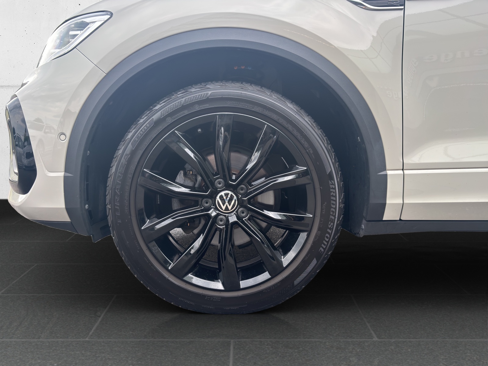 VW T-Roc 1.5 TSI EVO R-Line DSG mit AHK, Design-Paket "Black Style" & Winterräder-image-11
