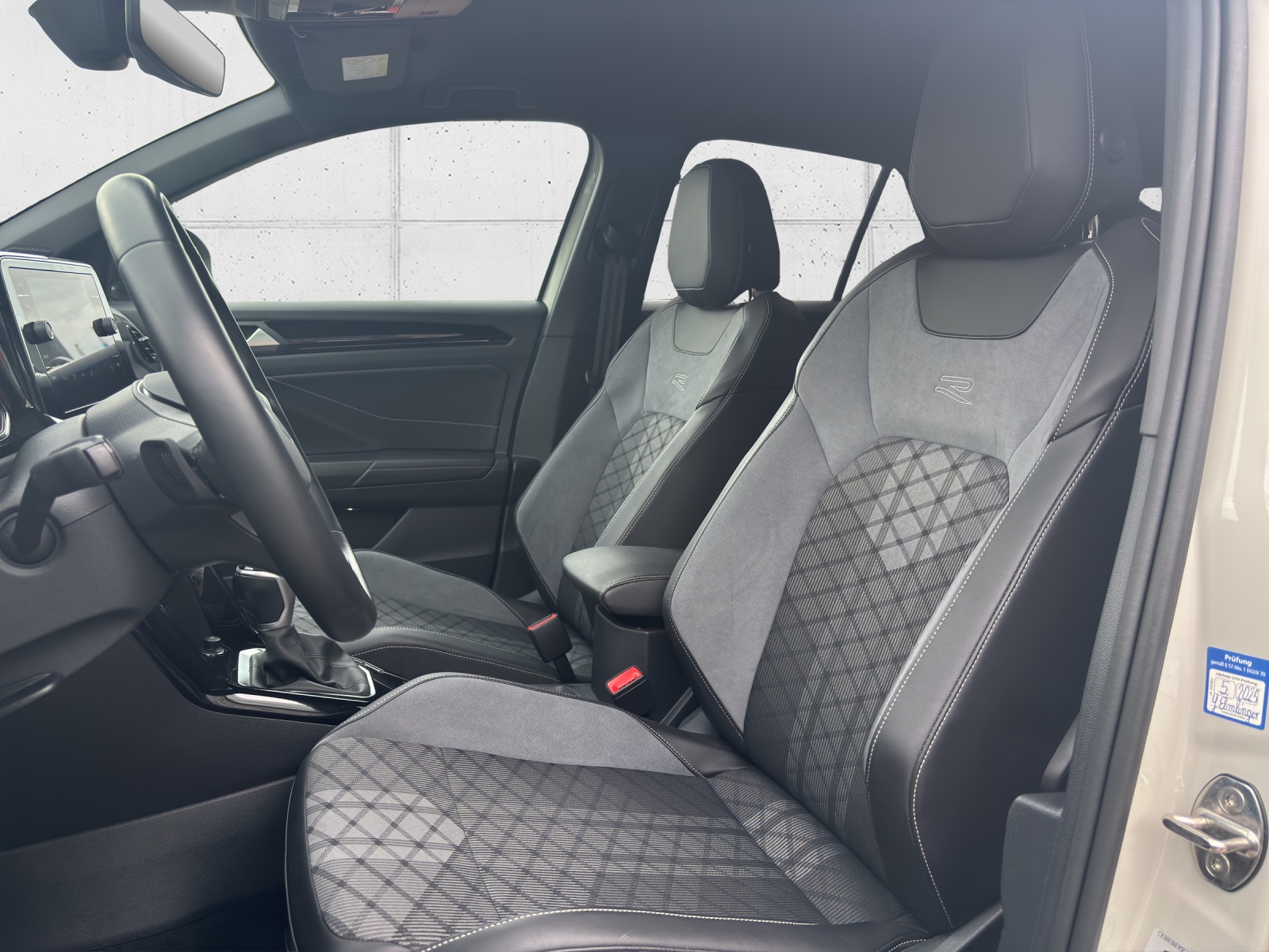 VW T-Roc 1.5 TSI EVO R-Line DSG mit AHK, Design-Paket "Black Style" & Winterräder-image-26