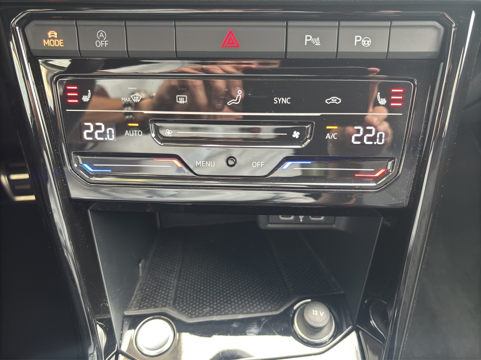 VW T-Roc 1.5 TSI EVO R-Line DSG mit AHK, Design-Paket "Black Style" & Winterräder-image-18