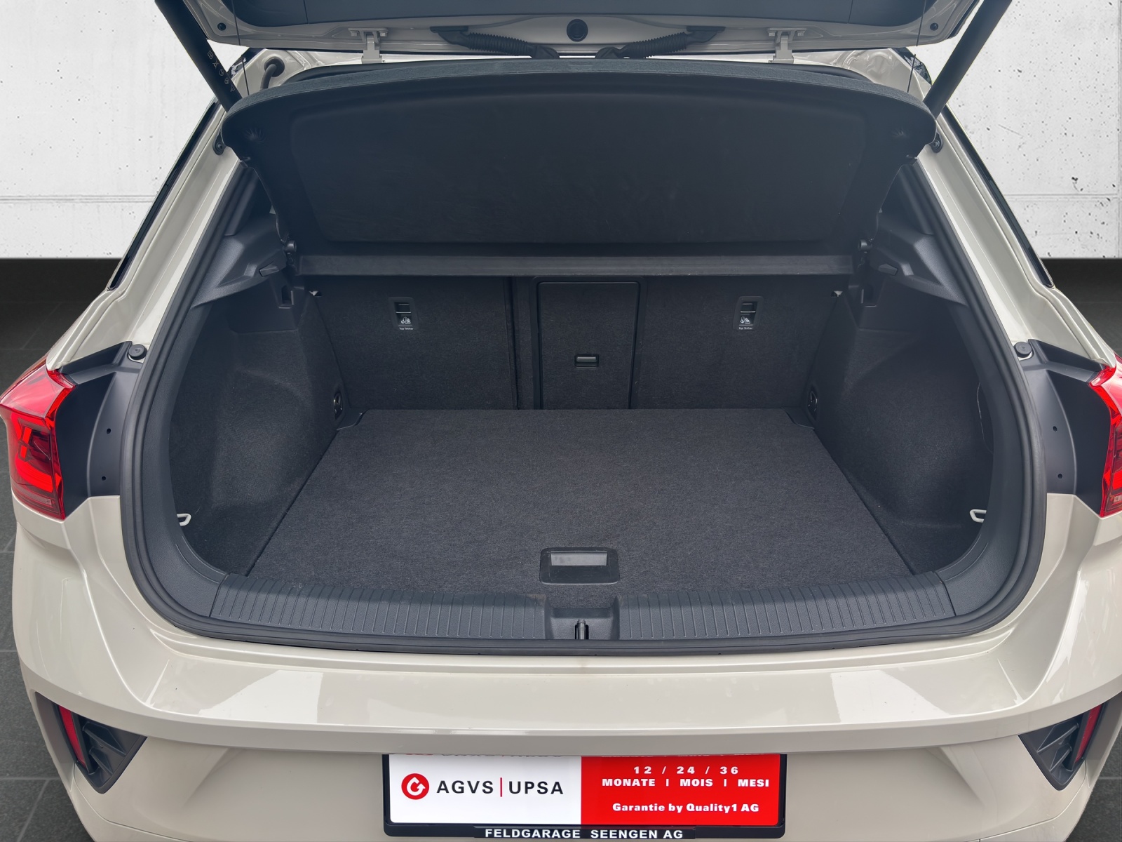 VW T-Roc 1.5 TSI EVO R-Line DSG mit AHK, Design-Paket "Black Style" & Winterräder-image-7