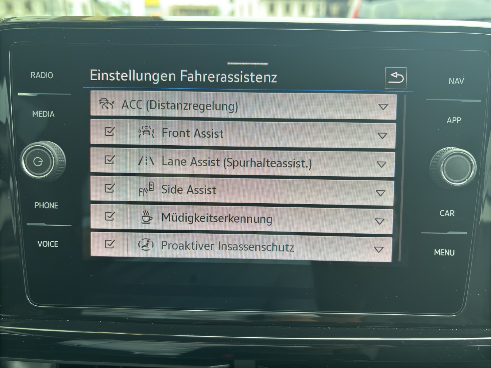 VW T-Roc 1.5 TSI EVO R-Line DSG mit AHK, Design-Paket "Black Style" & Winterräder-image-23