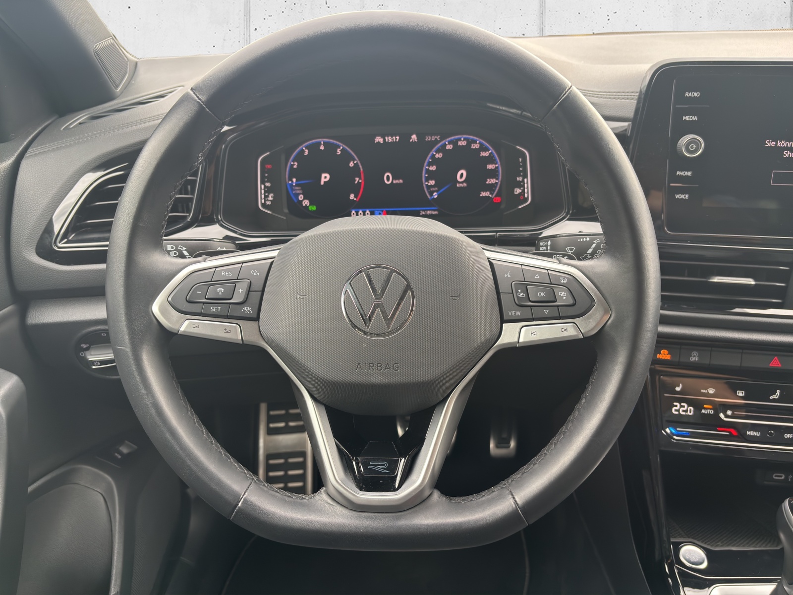 VW T-Roc 1.5 TSI EVO R-Line DSG mit AHK, Design-Paket "Black Style" & Winterräder-image-13