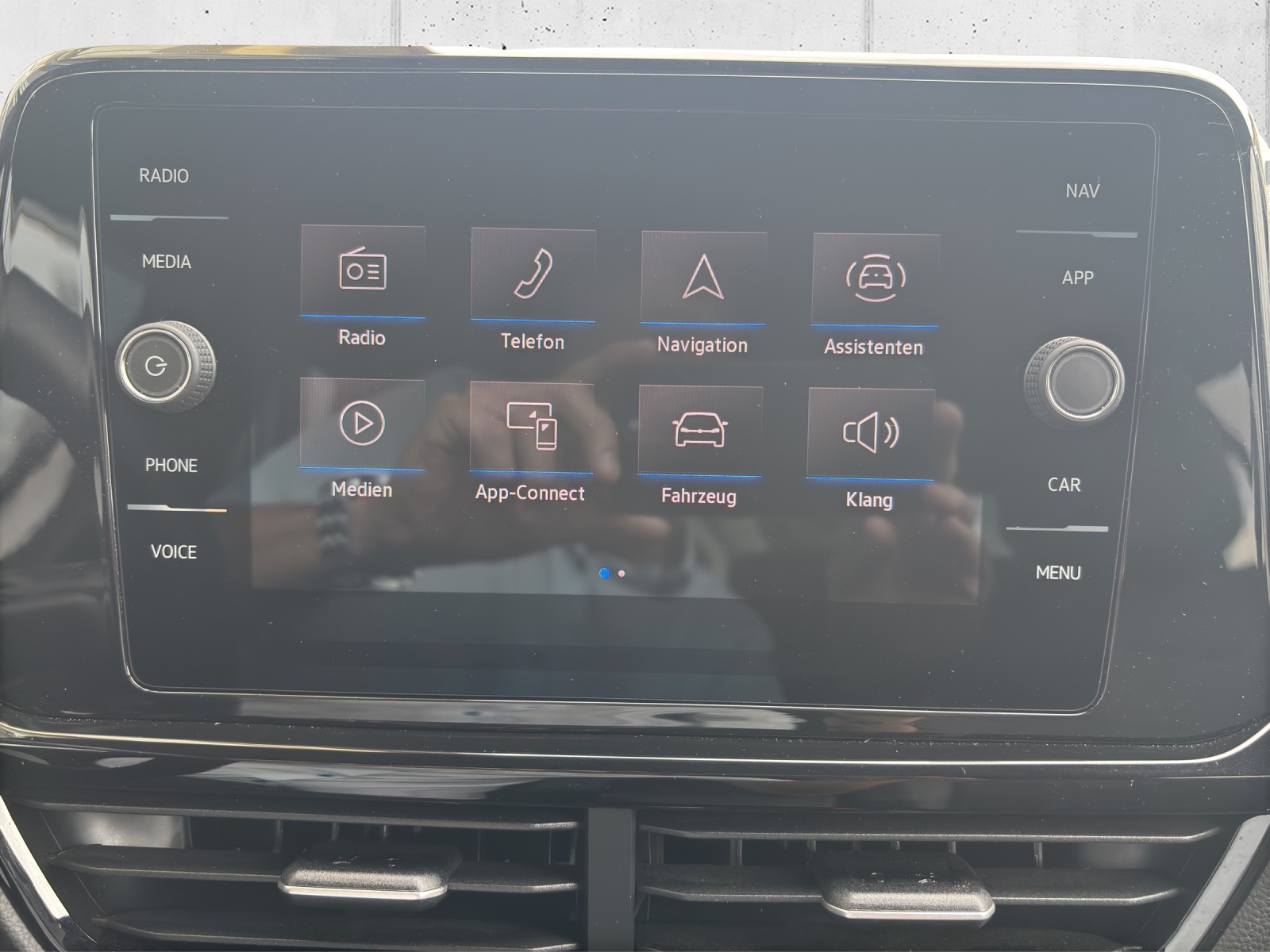 VW T-Roc 1.5 TSI EVO R-Line DSG mit AHK, Design-Paket "Black Style" & Winterräder-image-17