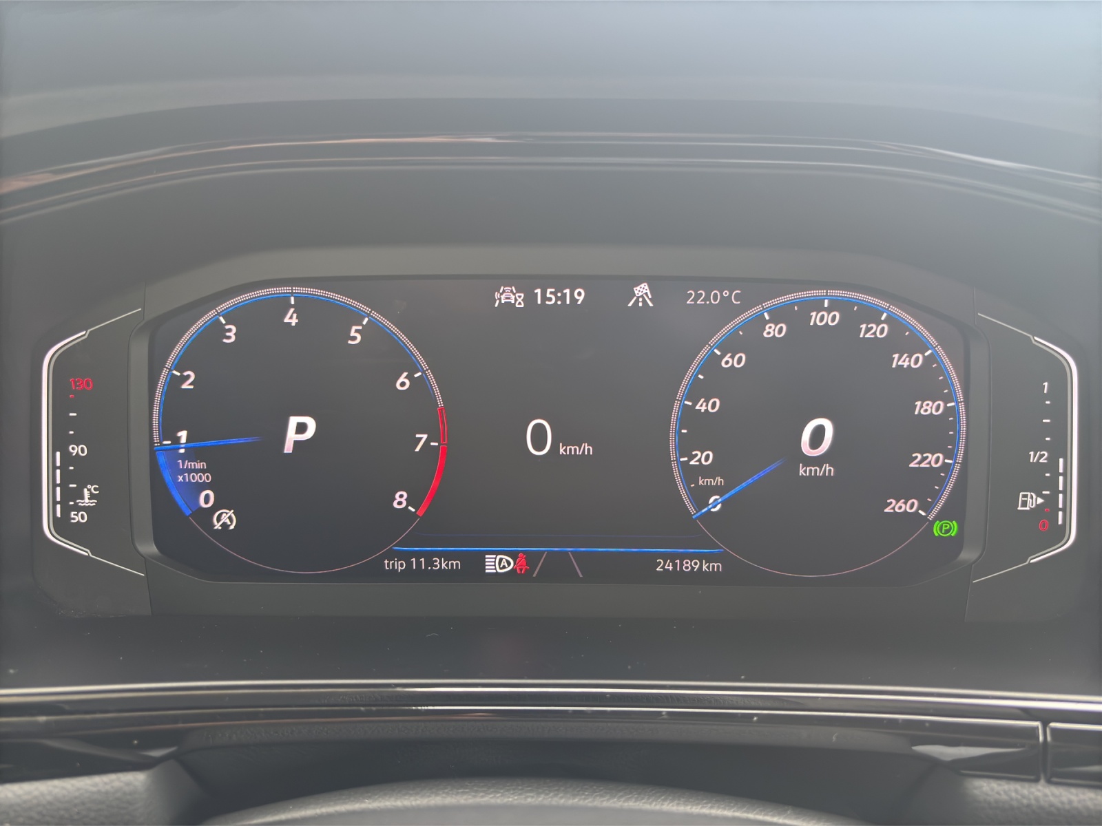 VW T-Roc 1.5 TSI EVO R-Line DSG mit AHK, Design-Paket "Black Style" & Winterräder-image-16