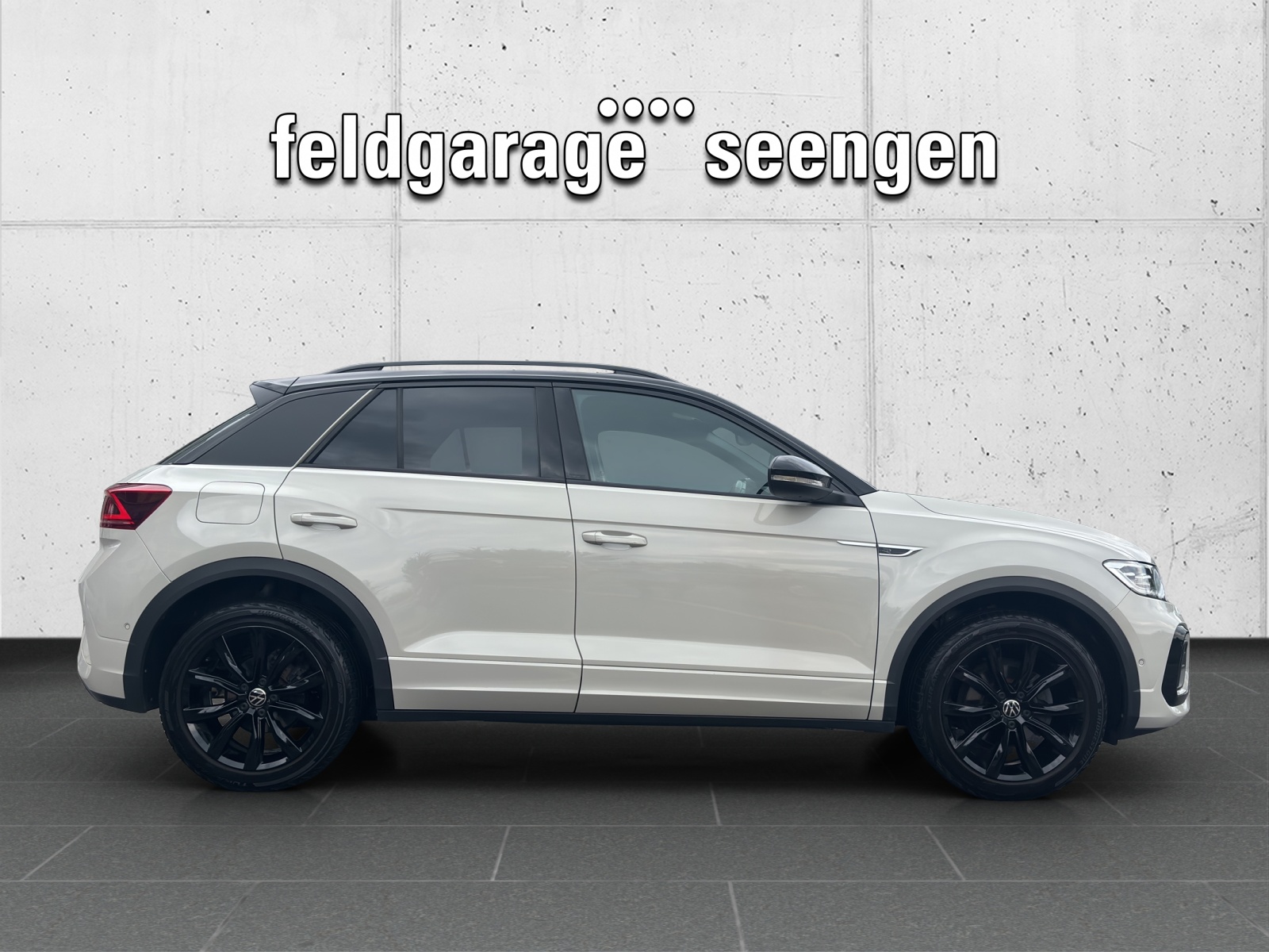 VW T-Roc 1.5 TSI EVO R-Line DSG mit AHK, Design-Paket "Black Style" & Winterräder-image-3