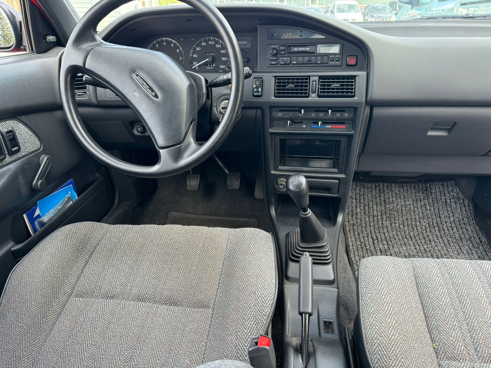 TOYOTA Corolla 1.3 XLi Lb Chic-image-9