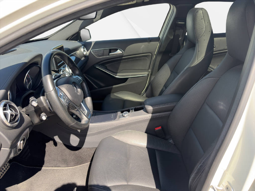 MERCEDES-BENZ GLA 250 AMG Line 4m-image-4