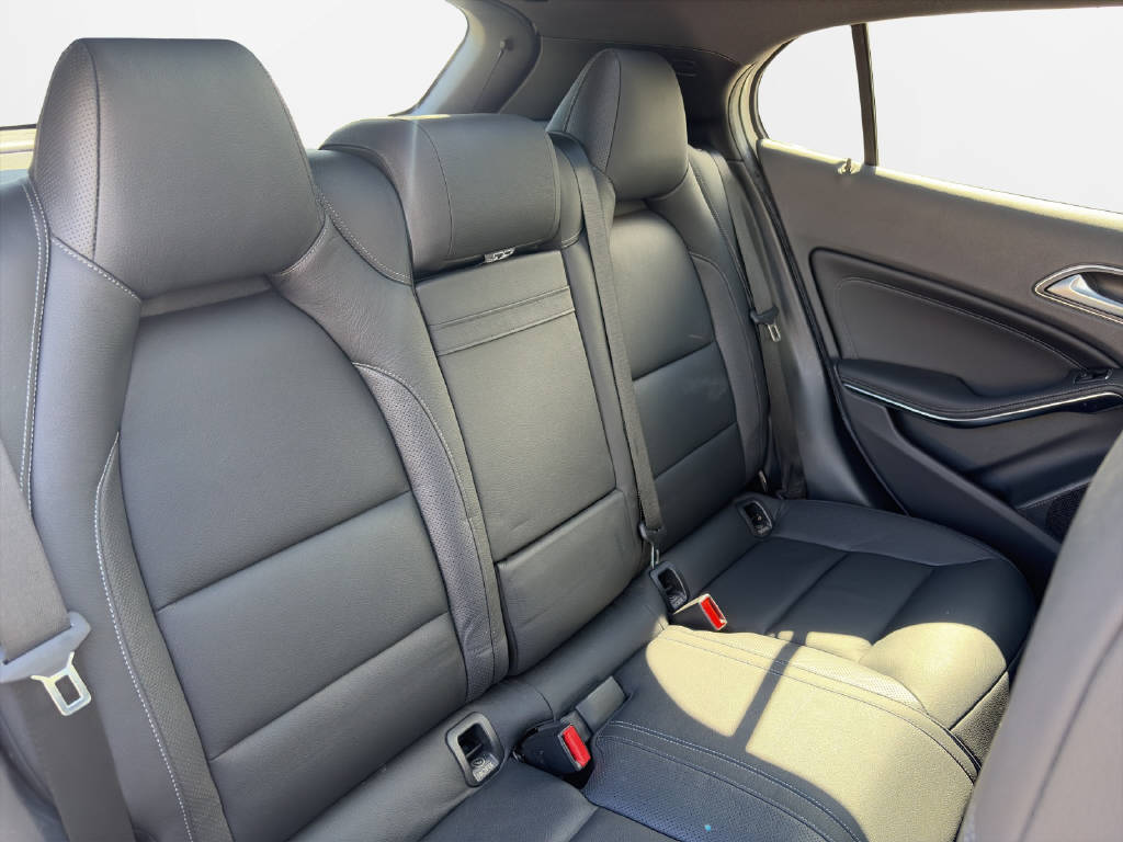 MERCEDES-BENZ GLA 250 AMG Line 4m-image-7