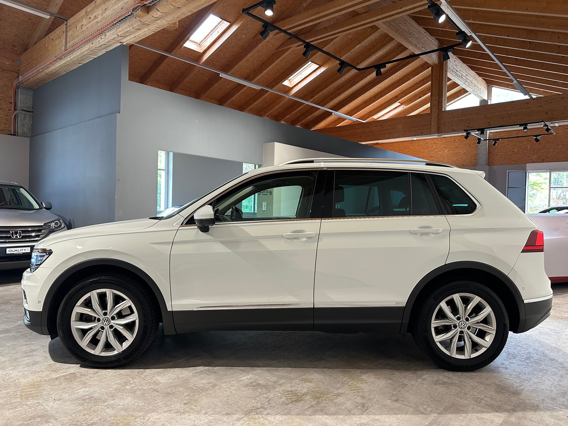 VW Tiguan 2.0TSI Highline 4Motion DSG/Inkl. 1. Jahr Garantie/Top Ausstattung inkl. AHK El. abschwenkbar-image-3