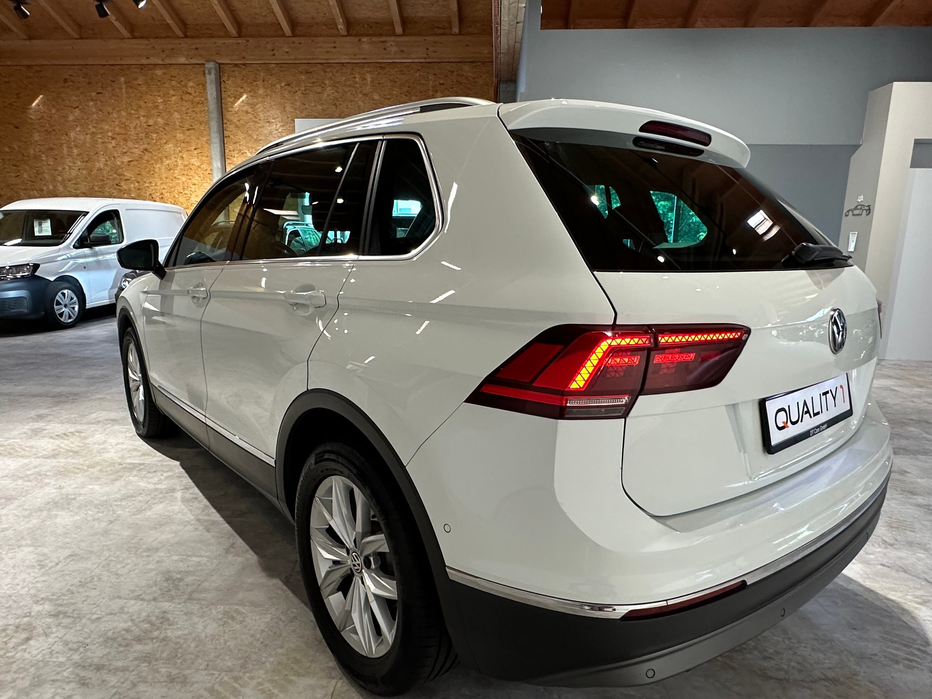 VW Tiguan 2.0TSI Highline 4Motion DSG/Inkl. 1. Jahr Garantie/Top Ausstattung inkl. AHK El. abschwenkbar-image-4