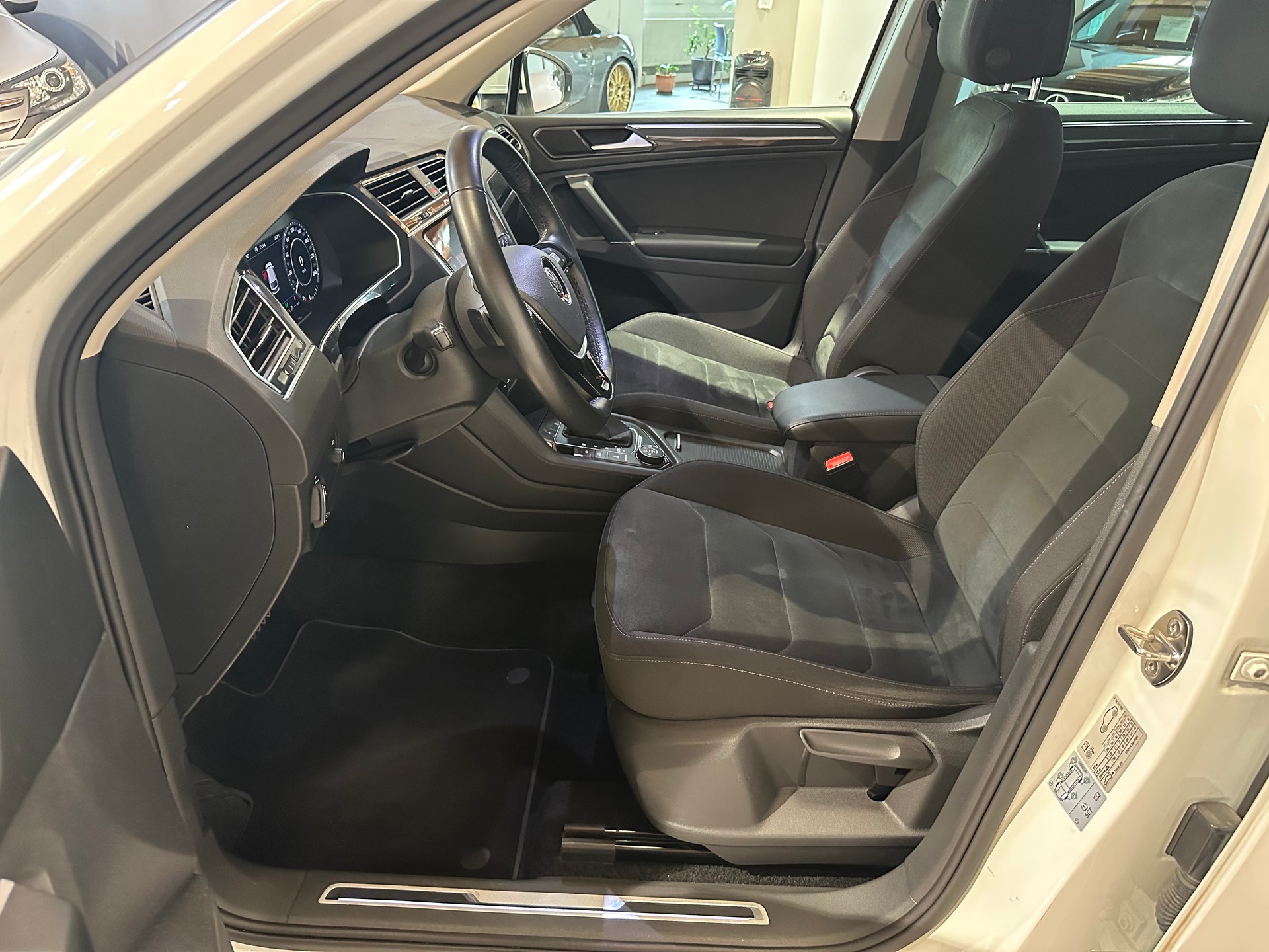 VW Tiguan 2.0TSI Highline 4Motion DSG/Inkl. 1. Jahr Garantie/Top Ausstattung inkl. AHK El. abschwenkbar-image-11