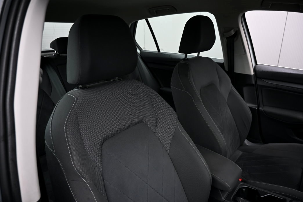VW Golf 1.4 TSI PHEV Selection-image-5