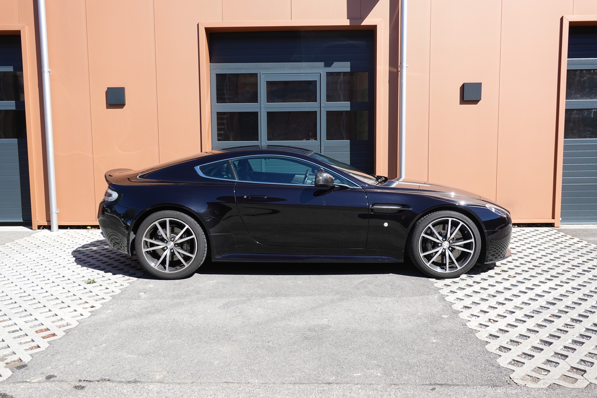 ASTON MARTIN V8 Vantage 4.7 S SP10 - "CH Véhicule * Full Entretien Aston * intérieur cuir noir * Phares xenon * Son Bang&Olufsen"-image-3