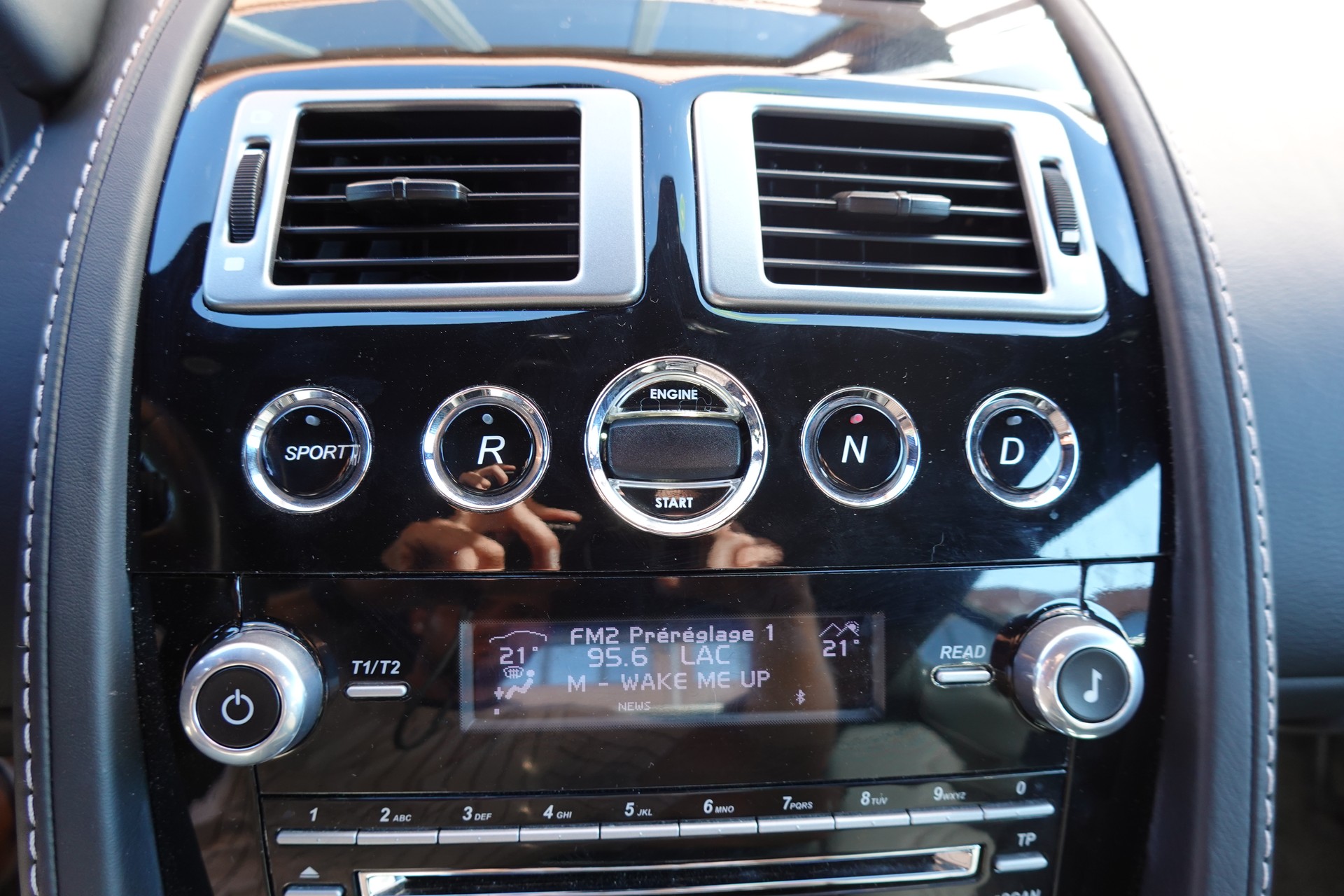 ASTON MARTIN V8 Vantage 4.7 S SP10 - "CH Véhicule * Full Entretien Aston * intérieur cuir noir * Phares xenon * Son Bang&Olufsen"-image-17