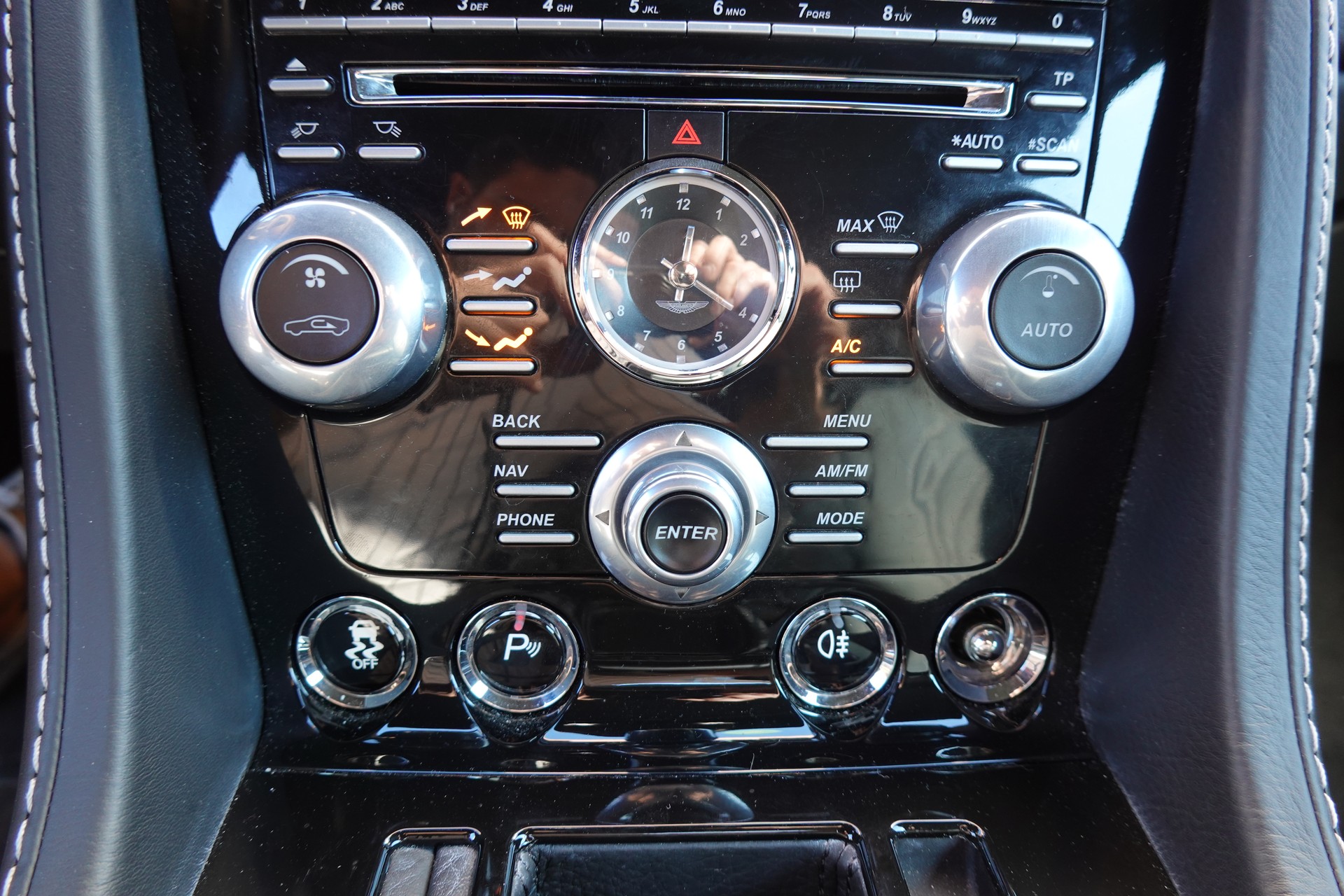 ASTON MARTIN V8 Vantage 4.7 S SP10 - "CH Véhicule * Full Entretien Aston * intérieur cuir noir * Phares xenon * Son Bang&Olufsen"-image-16