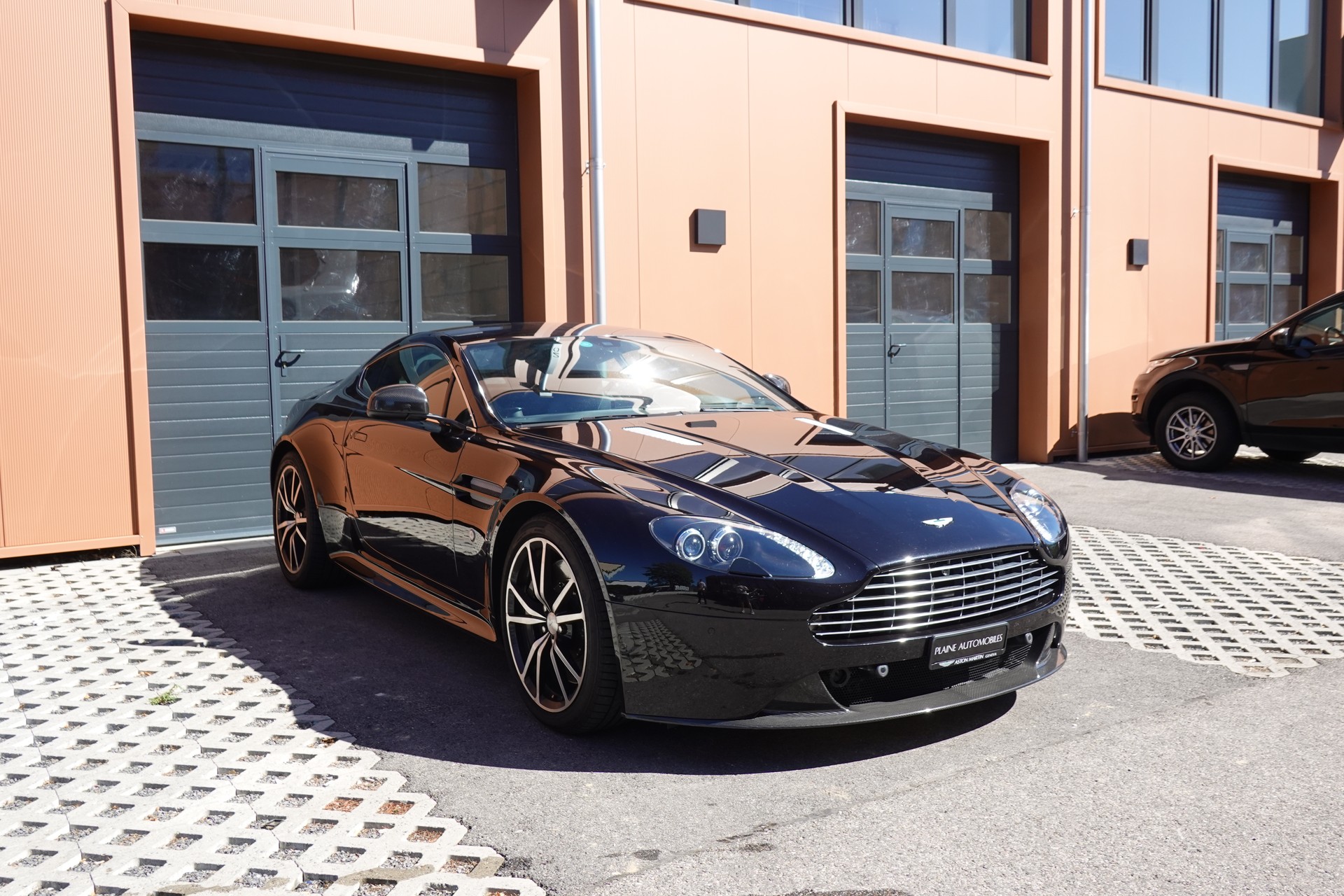 ASTON MARTIN V8 Vantage 4.7 S SP10 - "CH Véhicule * Full Entretien Aston * intérieur cuir noir * Phares xenon * Son Bang&Olufsen"-image-2