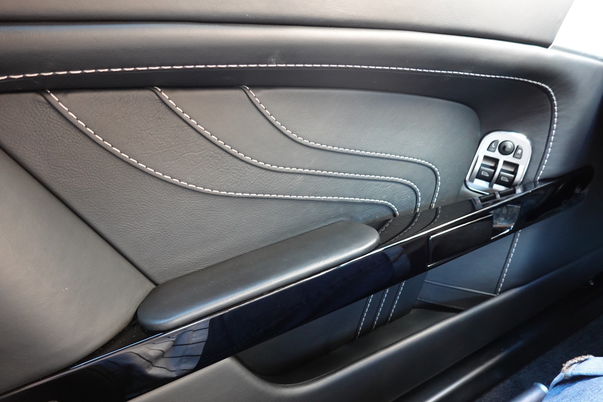 ASTON MARTIN V8 Vantage 4.7 S SP10 - "CH Véhicule * Full Entretien Aston * intérieur cuir noir * Phares xenon * Son Bang&Olufsen"-image-22