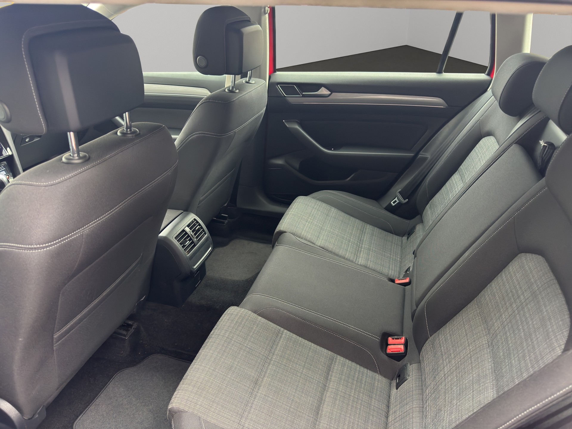 VW Passat 2.0 TDI BMT Elegance 4Motion DSG-image-9