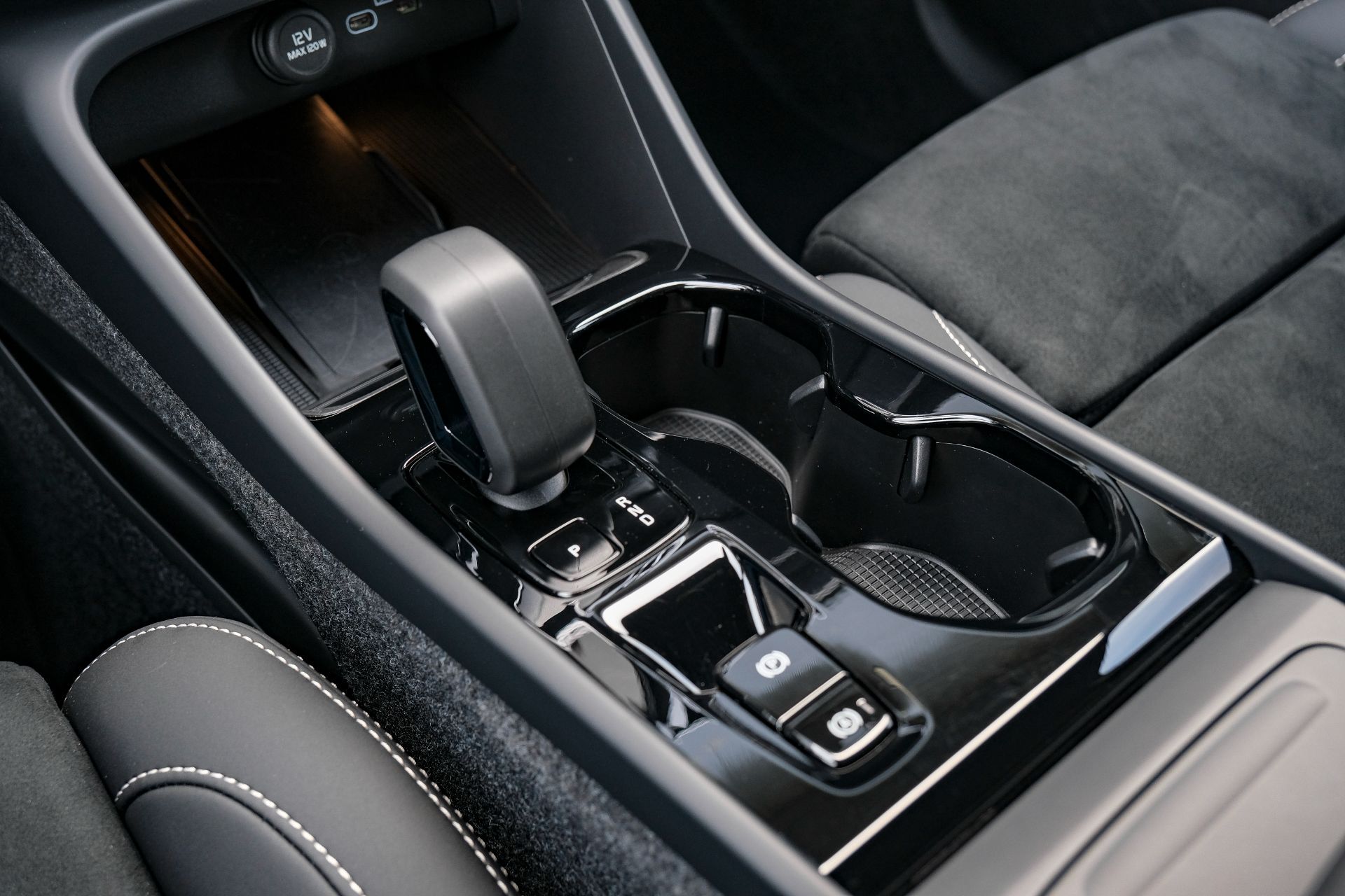 VOLVO XC40 B3 Benzin Mild Hybrid Plus Black Edition DCT-image-20
