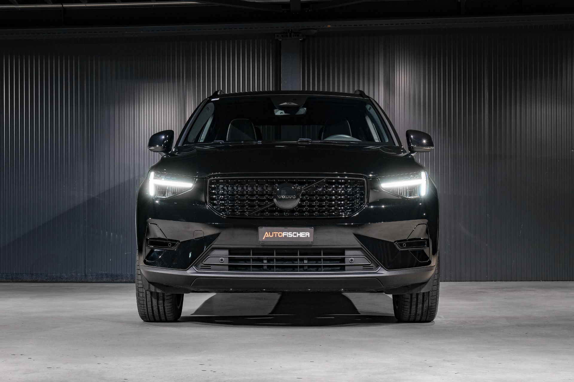 VOLVO XC40 B3 Benzin Mild Hybrid Plus Black Edition DCT-image-2