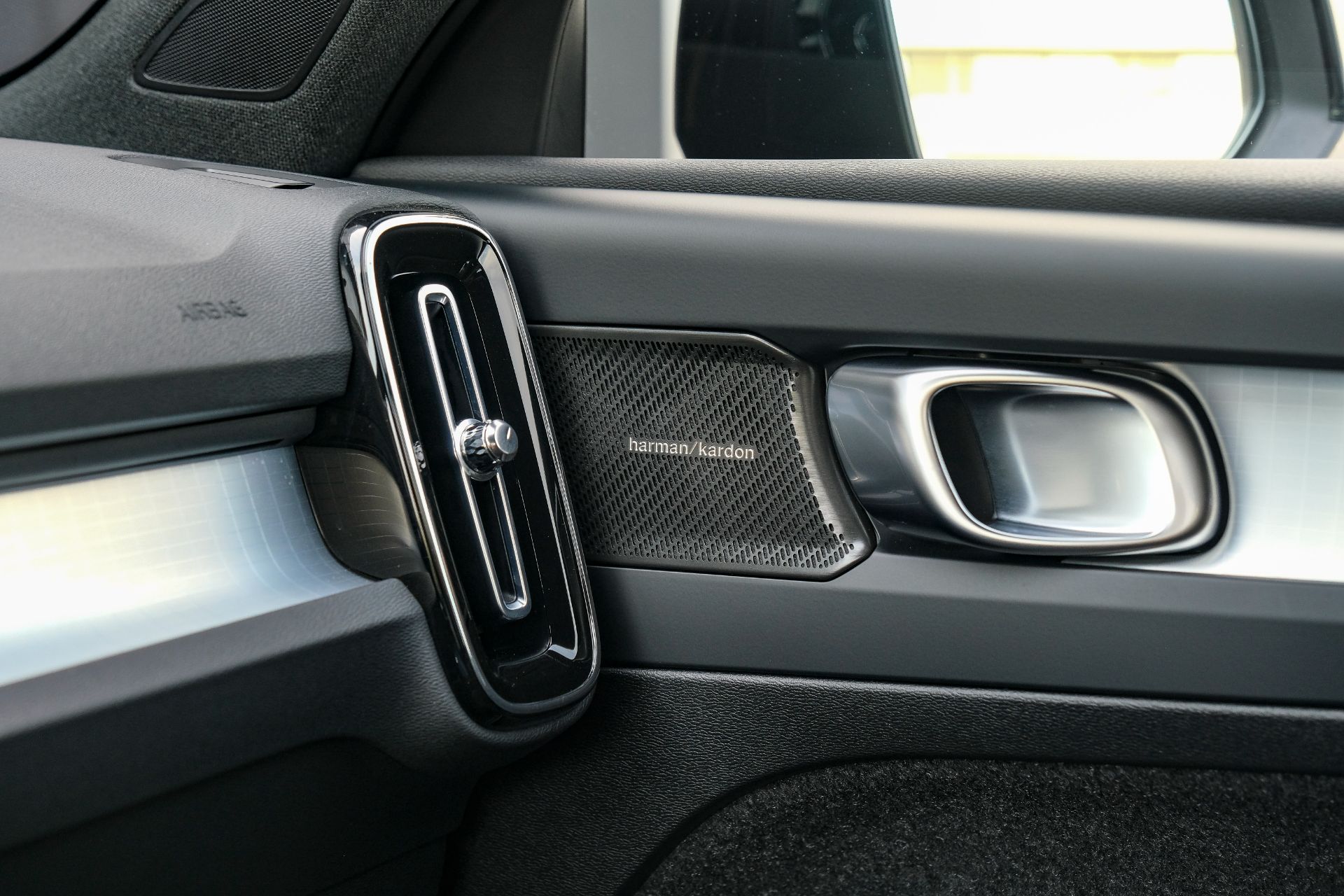 VOLVO XC40 B3 Benzin Mild Hybrid Plus Black Edition DCT-image-22