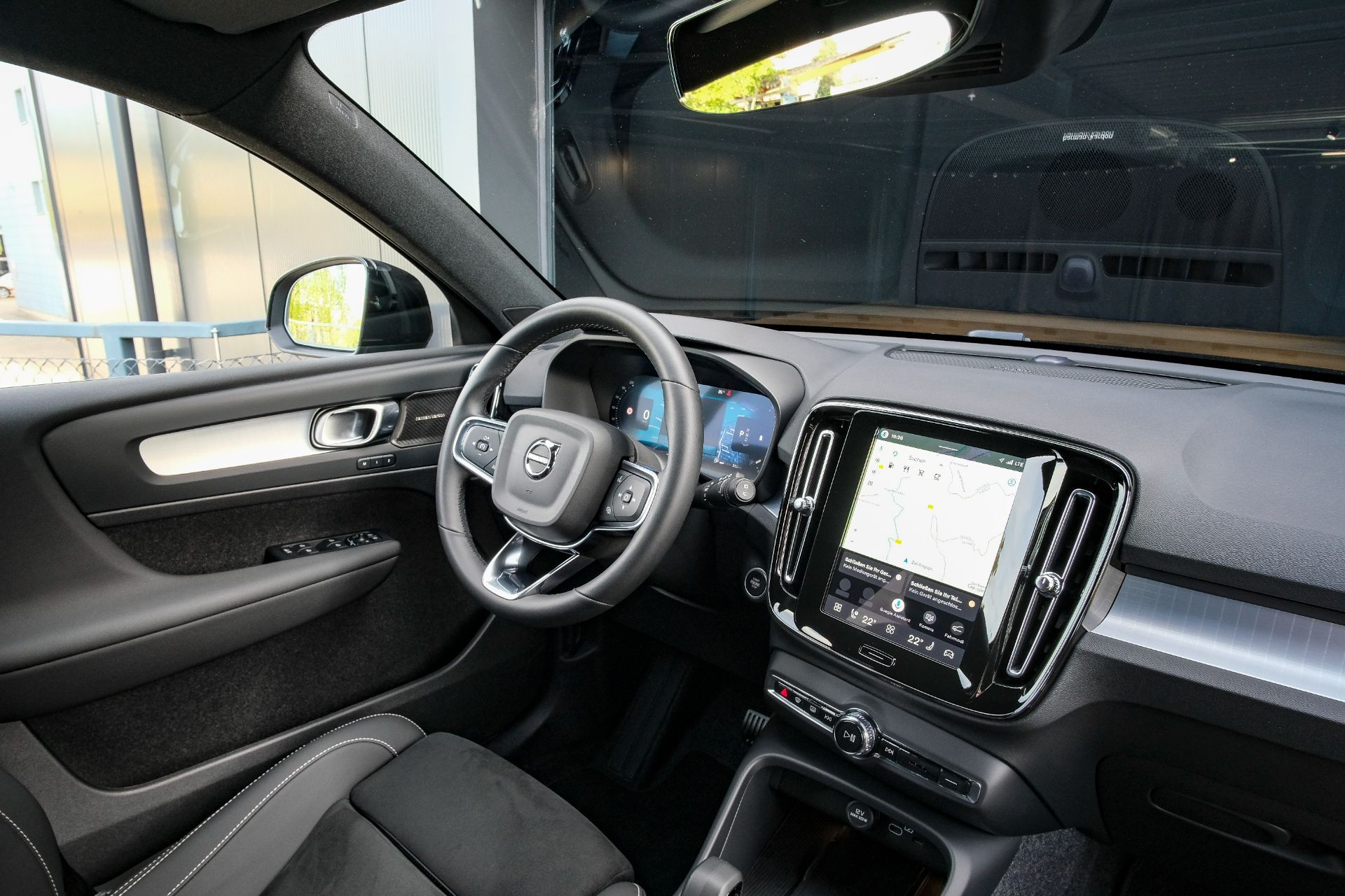 VOLVO XC40 B3 Benzin Mild Hybrid Plus Black Edition DCT-image-13