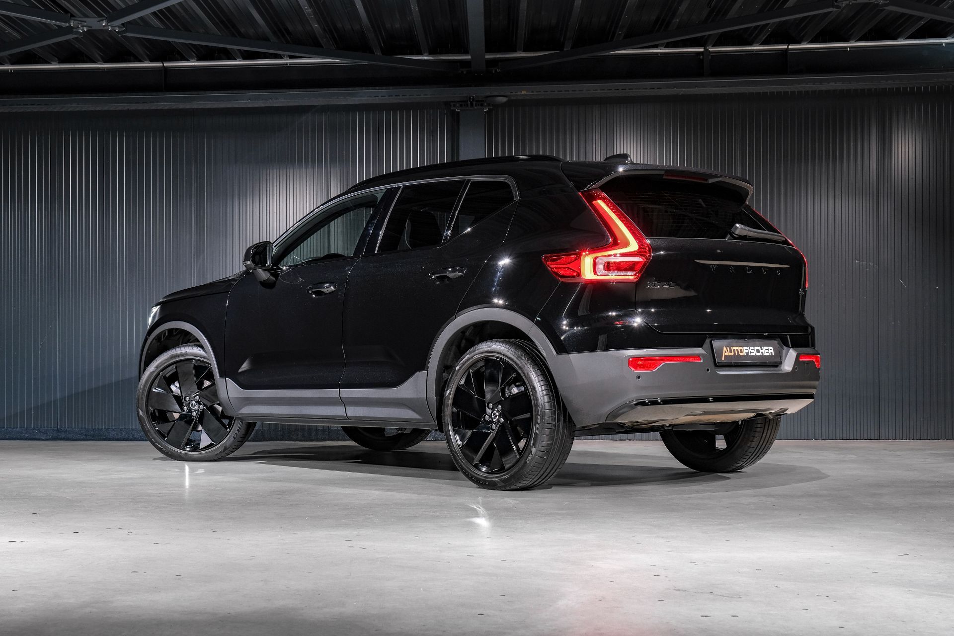 VOLVO XC40 B3 Benzin Mild Hybrid Plus Black Edition DCT-image-1