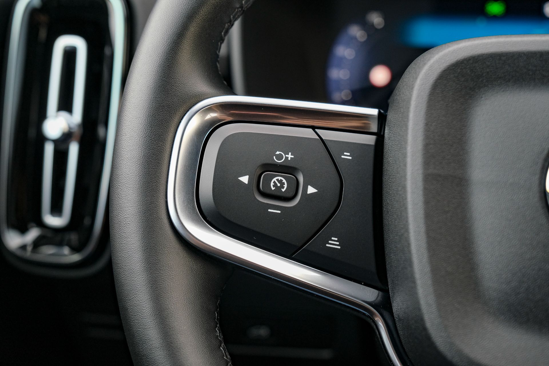 VOLVO XC40 B3 Benzin Mild Hybrid Plus Black Edition DCT-image-23
