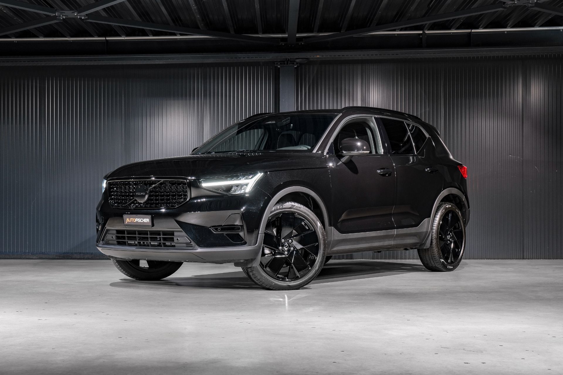VOLVO XC40 B3 Benzin Mild Hybrid Plus Black Edition DCT-image-0