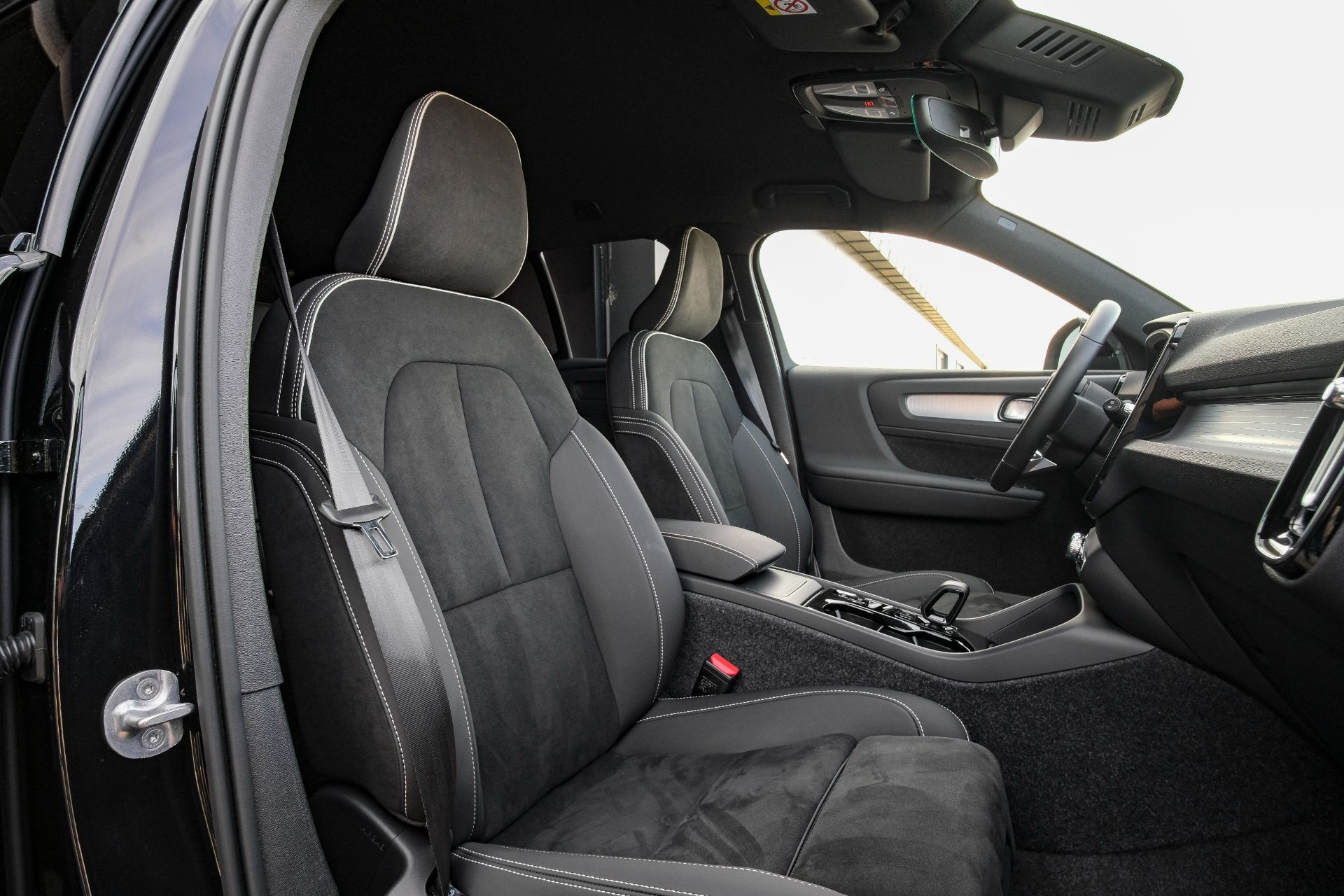 VOLVO XC40 B3 Benzin Mild Hybrid Plus Black Edition DCT-image-10