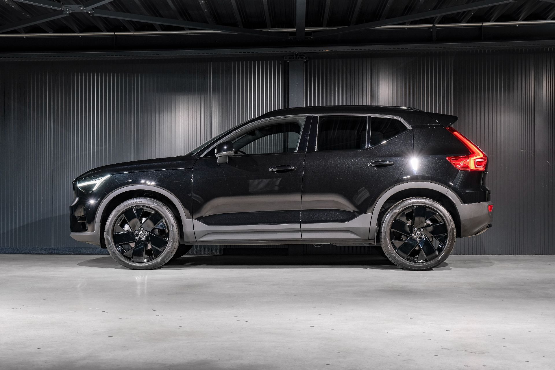 VOLVO XC40 B3 Benzin Mild Hybrid Plus Black Edition DCT-image-8