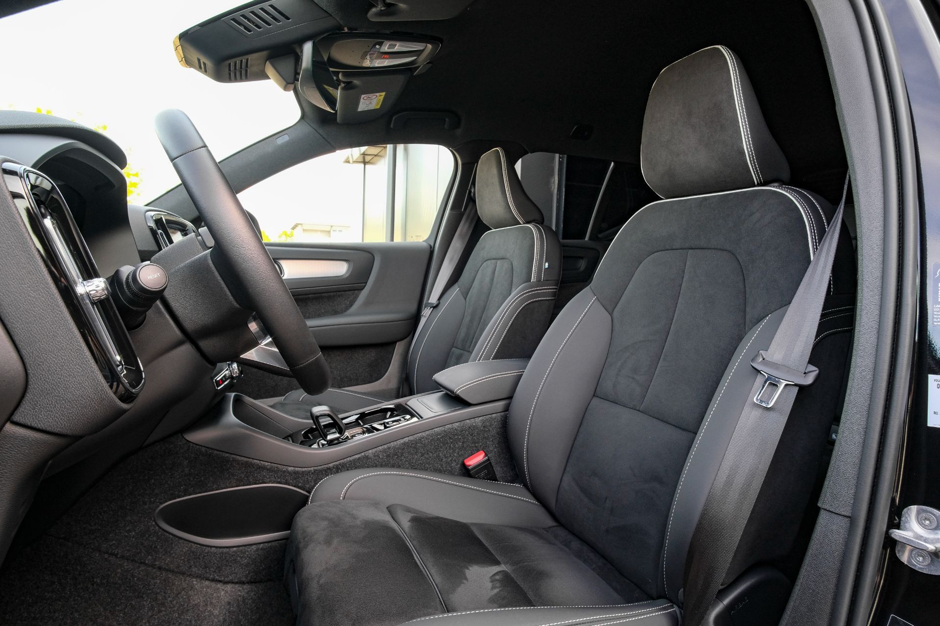 VOLVO XC40 B3 Benzin Mild Hybrid Plus Black Edition DCT-image-9