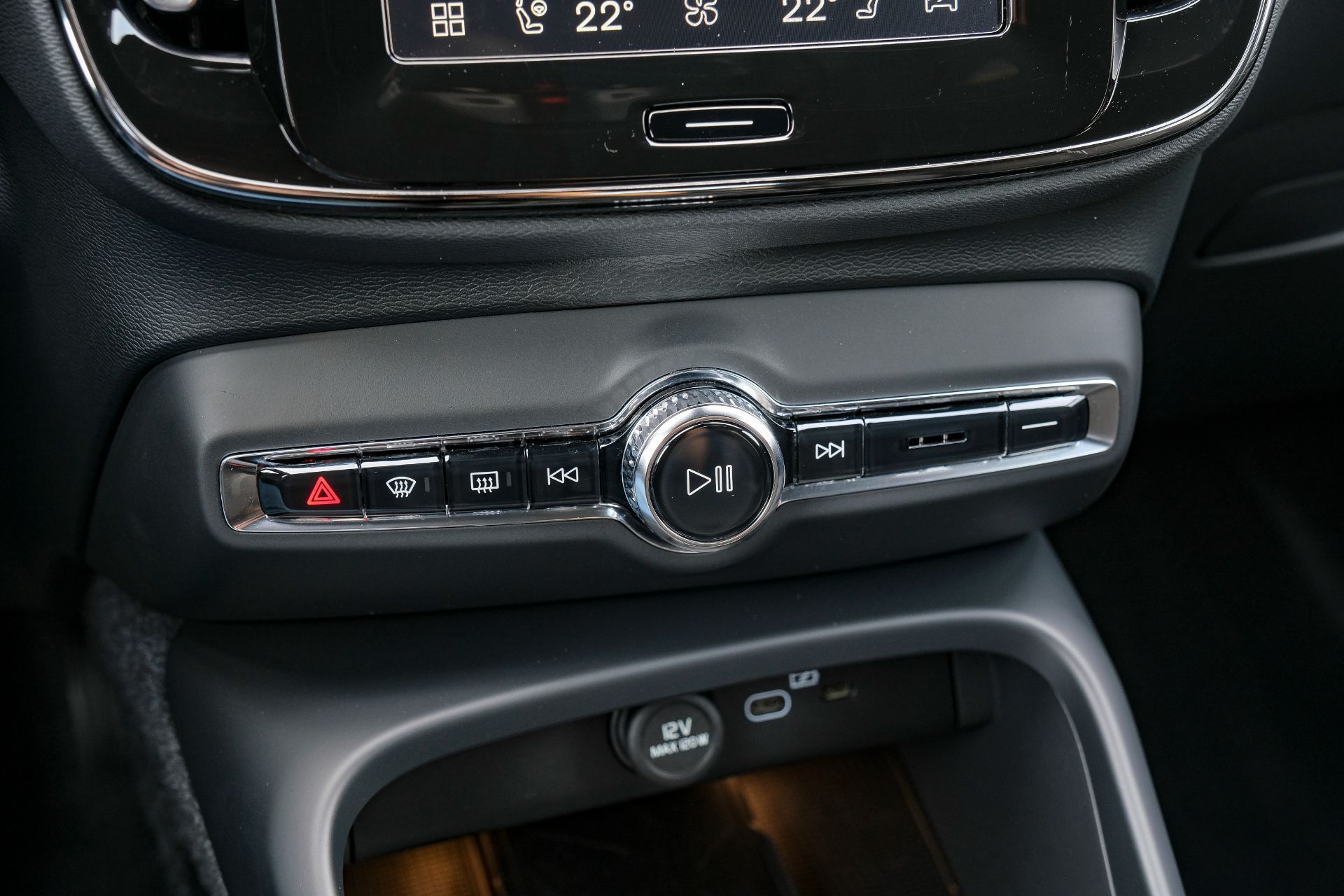 VOLVO XC40 B3 Benzin Mild Hybrid Plus Black Edition DCT-image-19