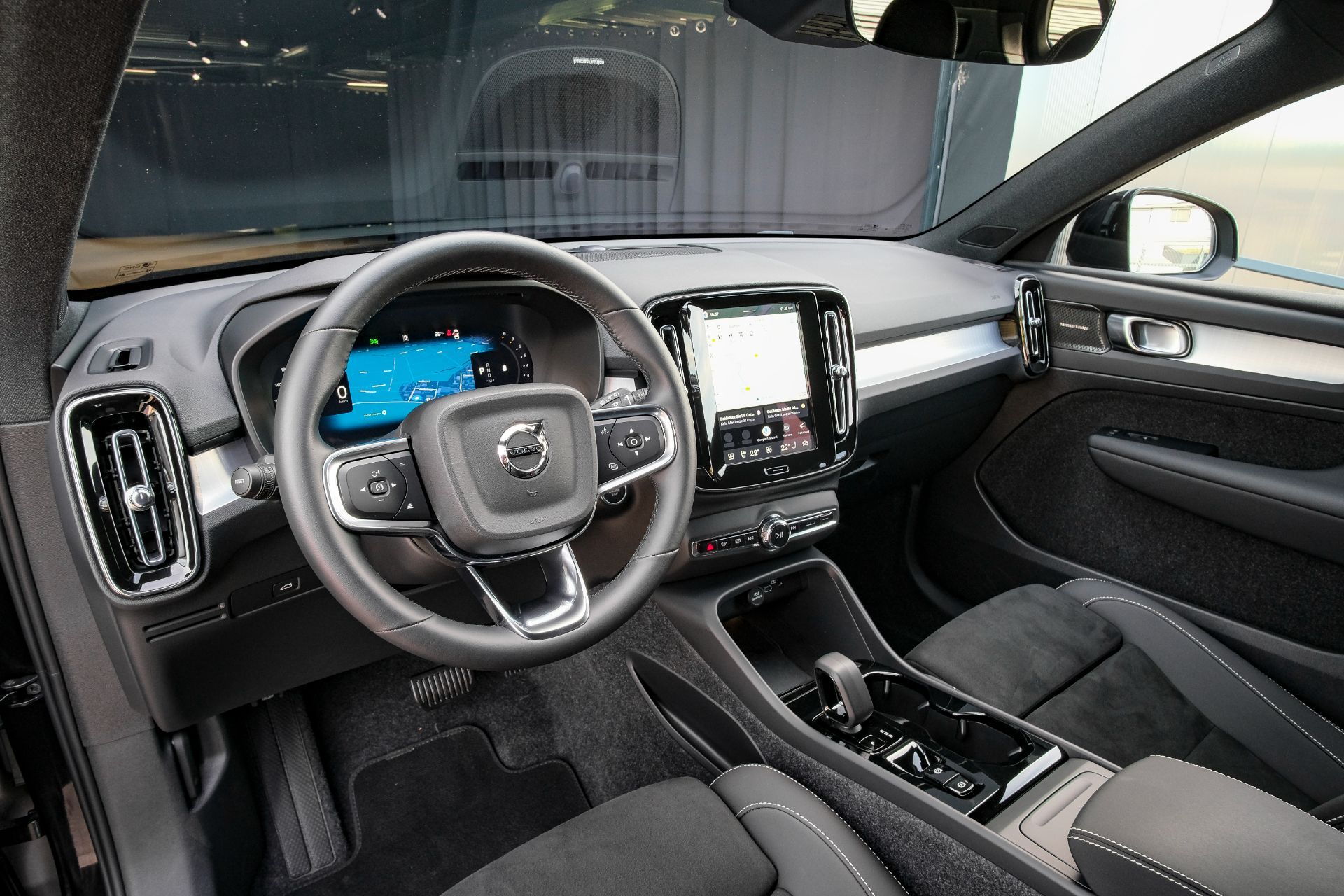VOLVO XC40 B3 Benzin Mild Hybrid Plus Black Edition DCT-image-12