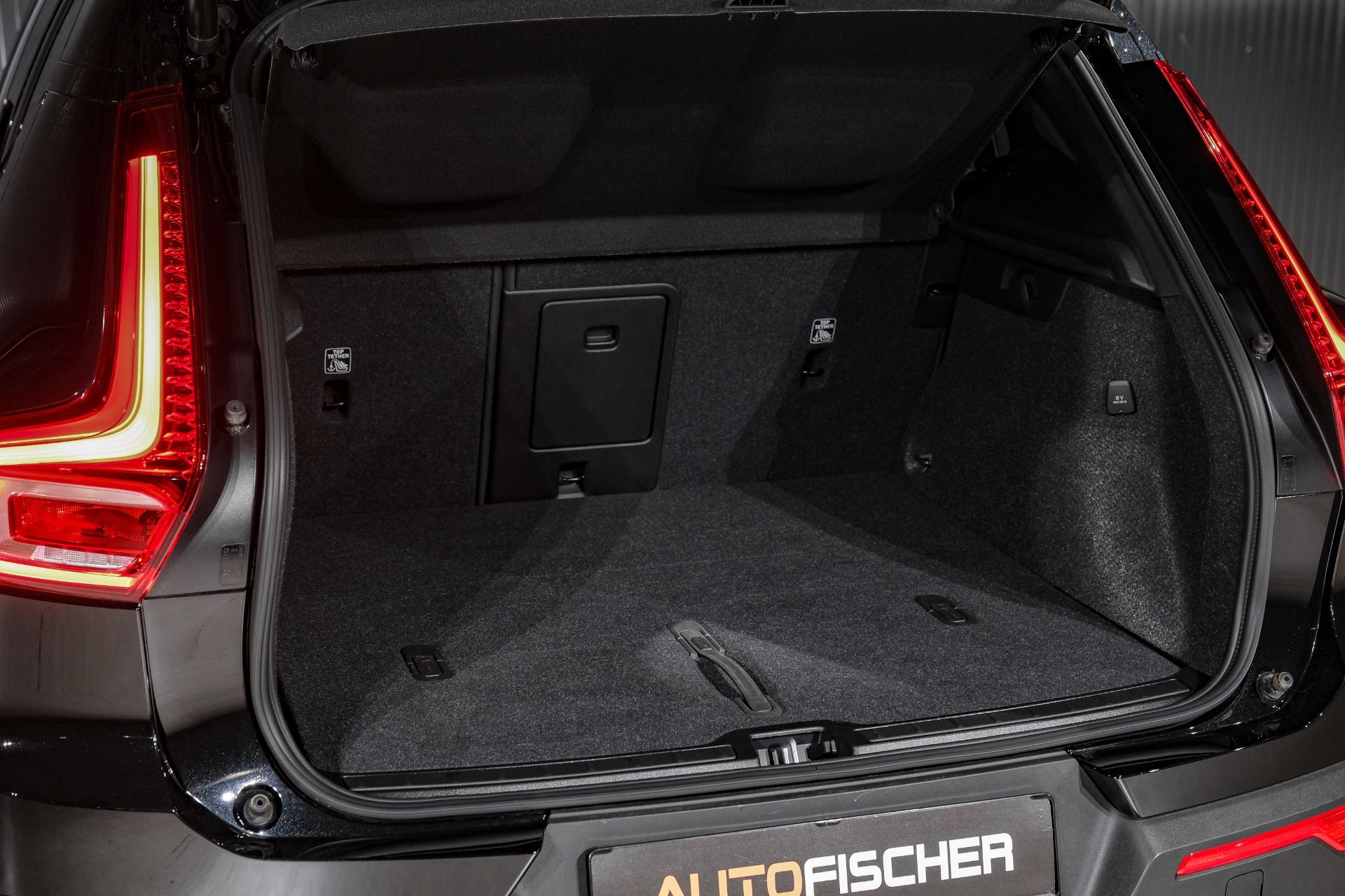 VOLVO XC40 B3 Benzin Mild Hybrid Plus Black Edition DCT-image-24