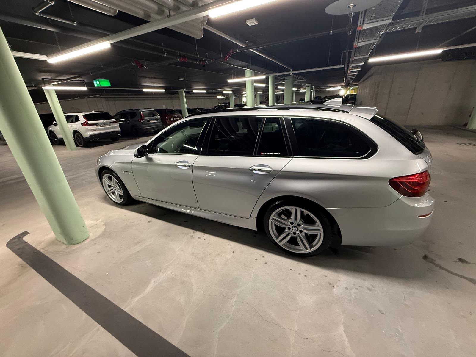 BMW 530d Touring xDrive Modern Line Steptronic-image-4