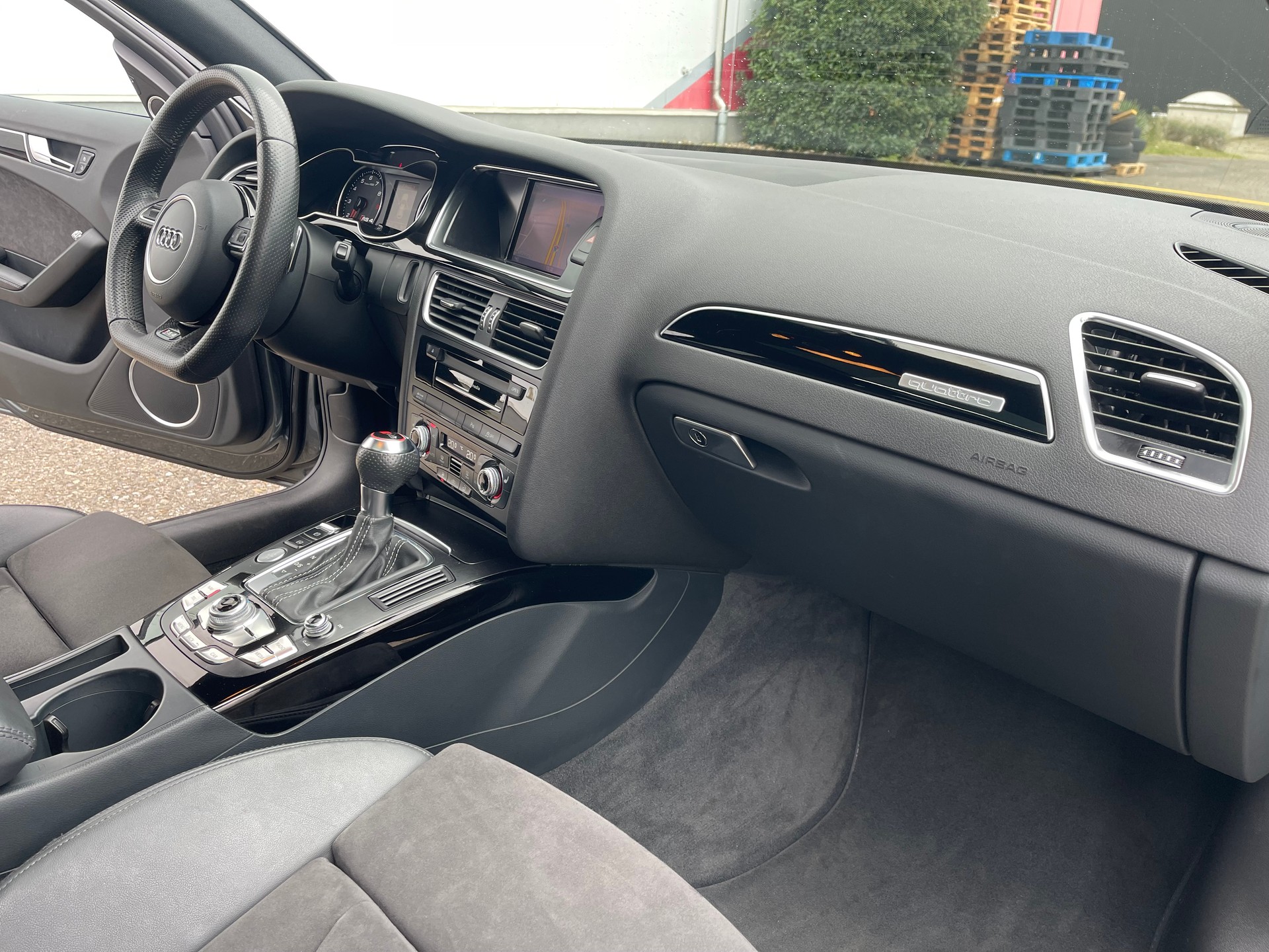 AUDI RS4 Avant 4.2 V8 FSI quattro S-Tronic-image-13