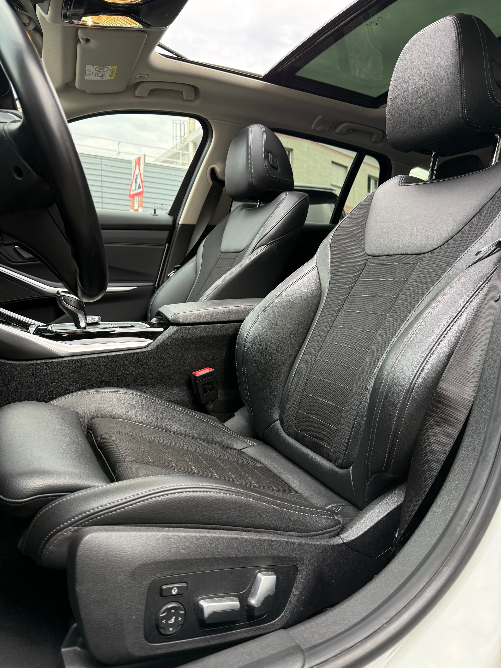 BMW 320d xDrive Touring Sport Line Steptronic-image-10