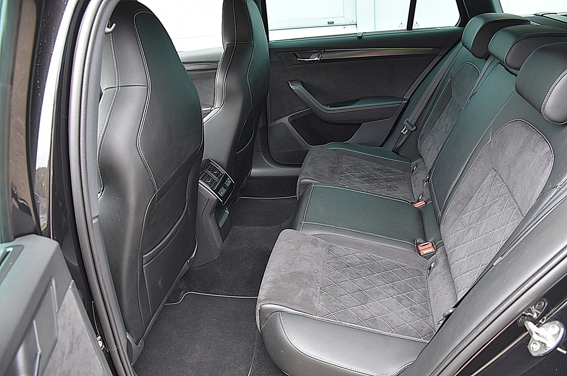 SKODA Superb Combi 2.0 TDi Sport Line Light 4x4 DSG-image-7