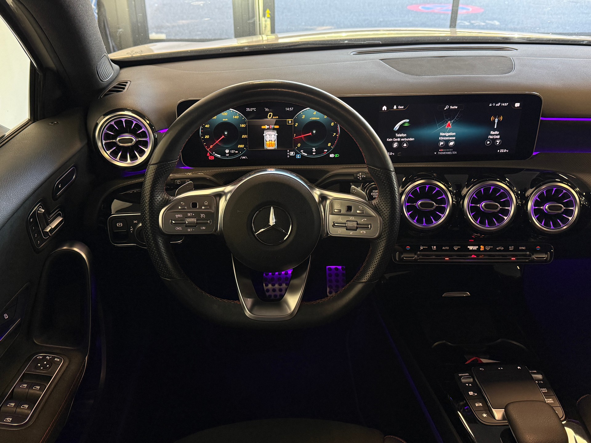 MERCEDES-BENZ A 200 AMG Line 7G-DCT *Panoramaglasdach*-image-4