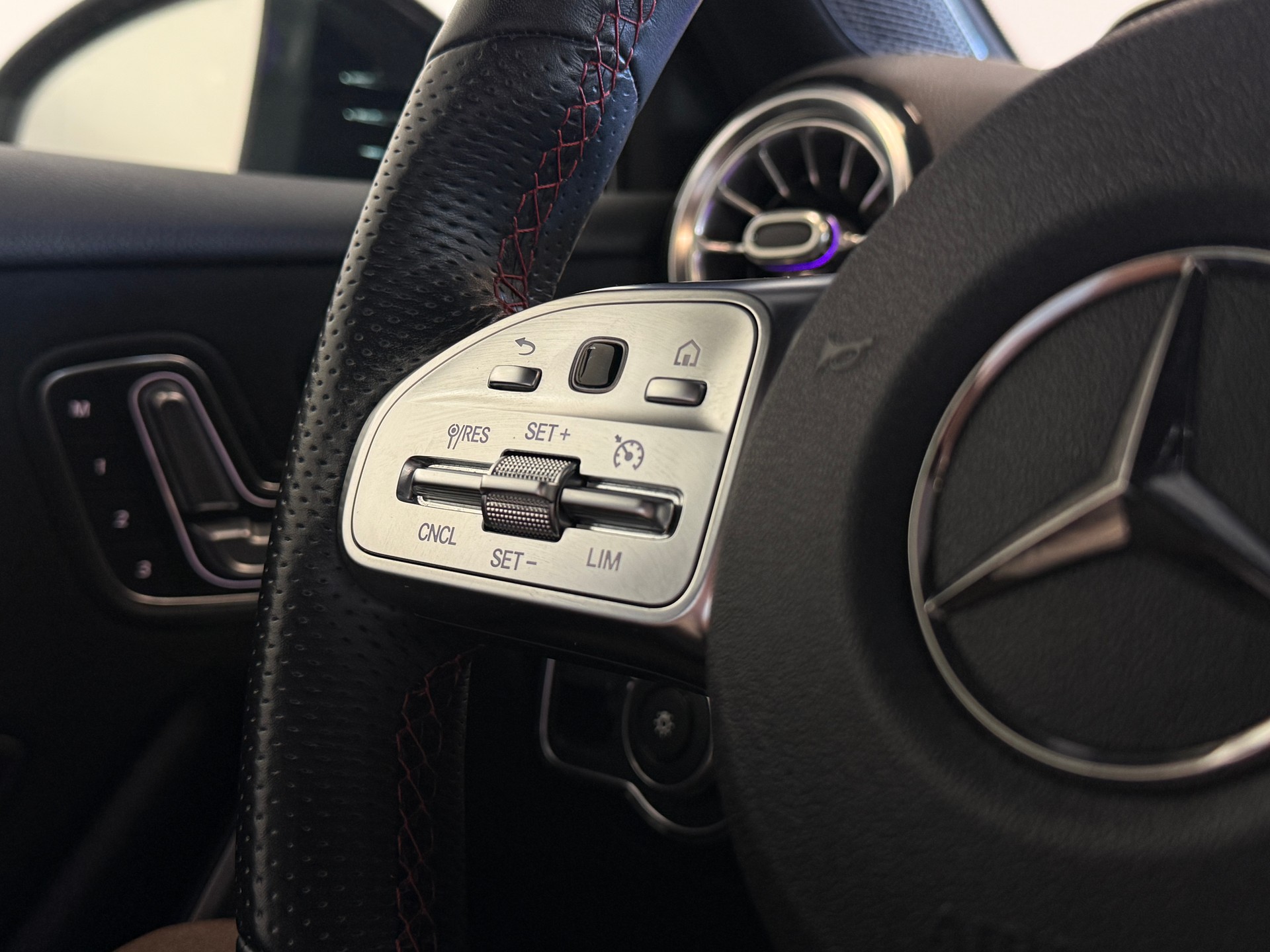 MERCEDES-BENZ A 200 AMG Line 7G-DCT *Panoramaglasdach*-image-6
