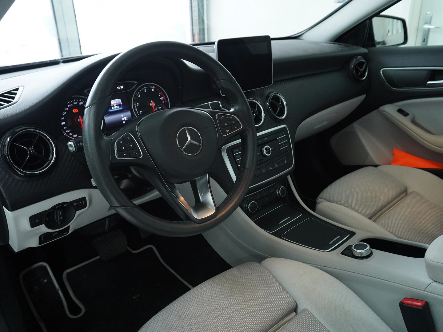 MERCEDES-BENZ GLA 180 7G-Tronic-image-2