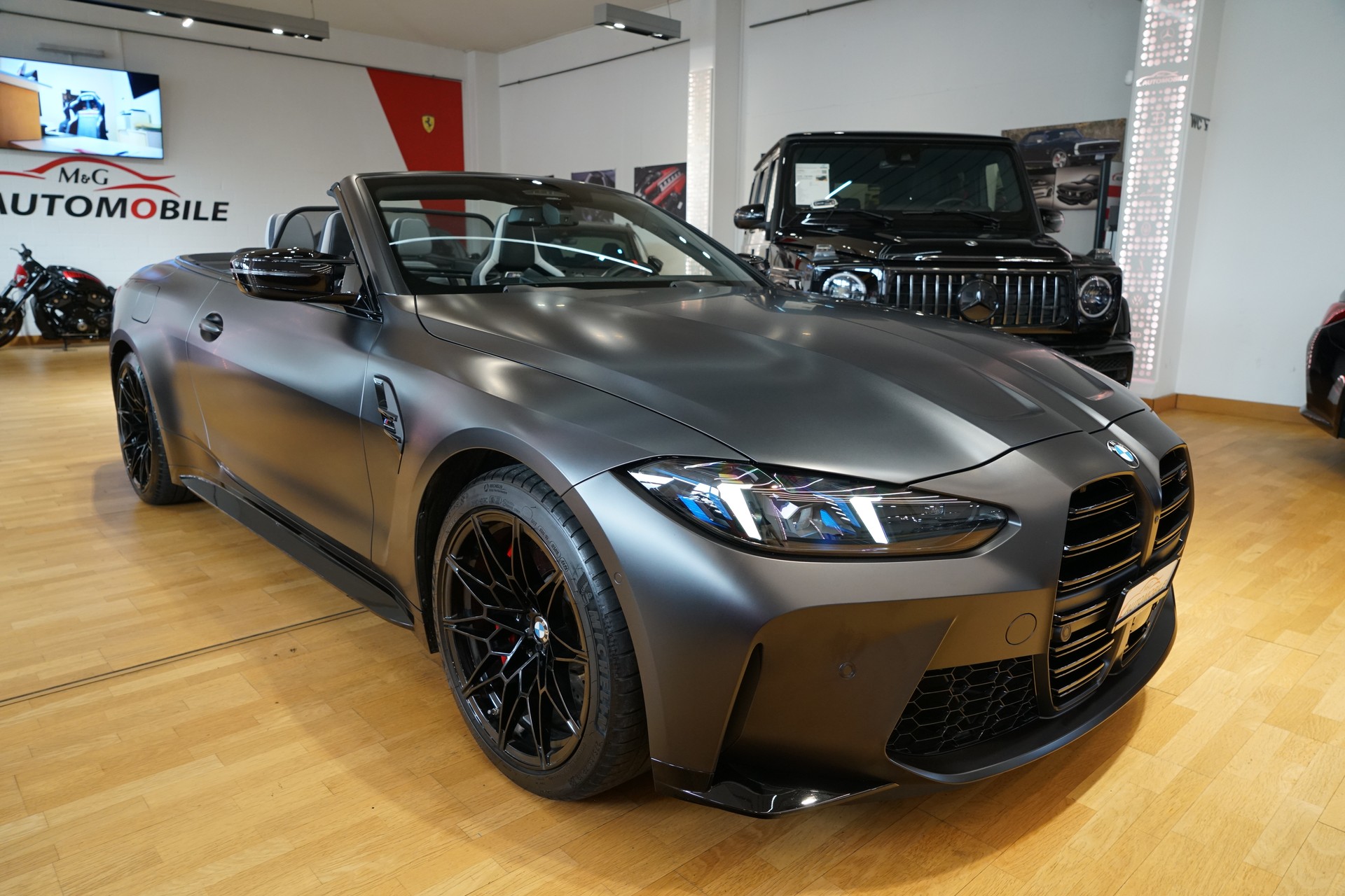 BMW M4 Cabrio Competition M xDrive Frozen Black-showroom-element-2