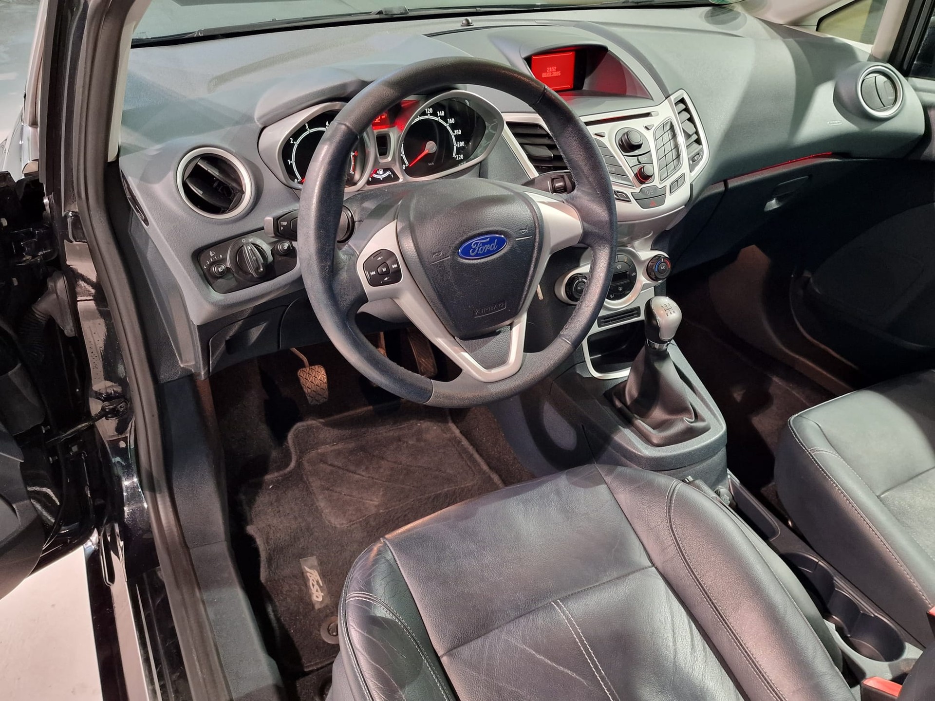 FORD Fiesta 1.4 16V Trend-image-8