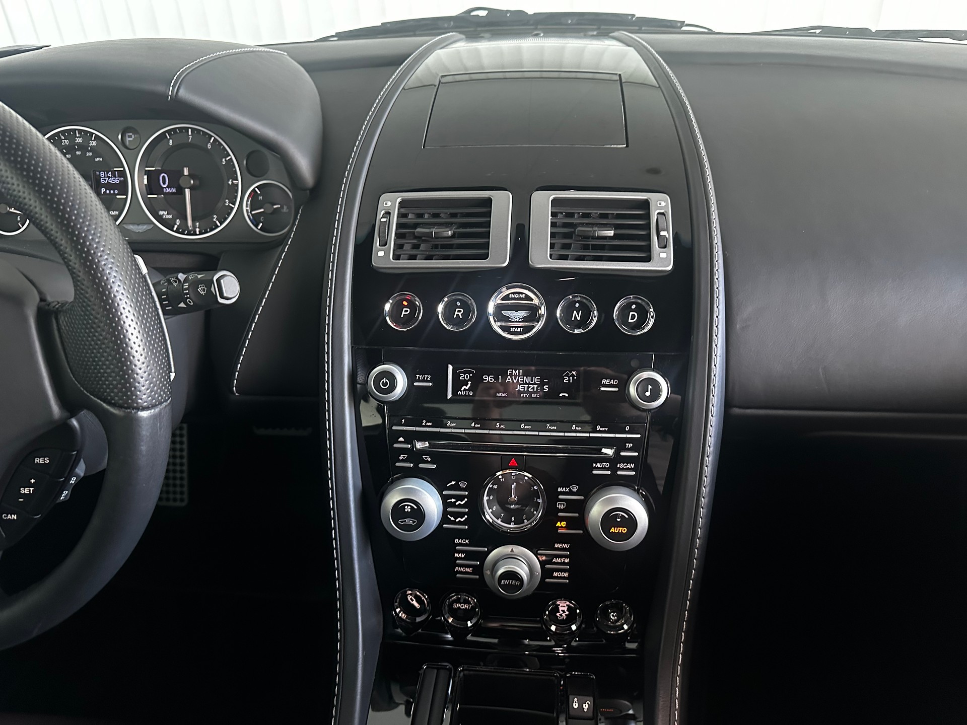 ASTON MARTIN DBS Coupé-image-12