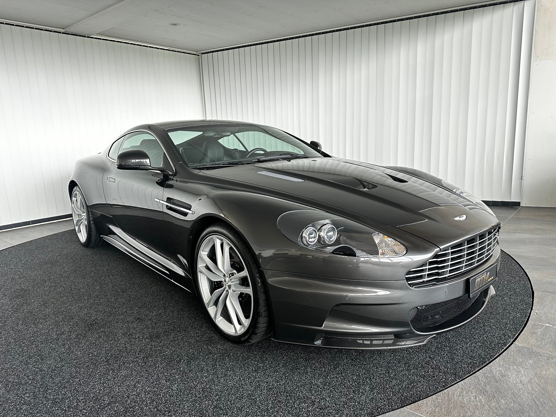 ASTON MARTIN DBS Coupé-image-3