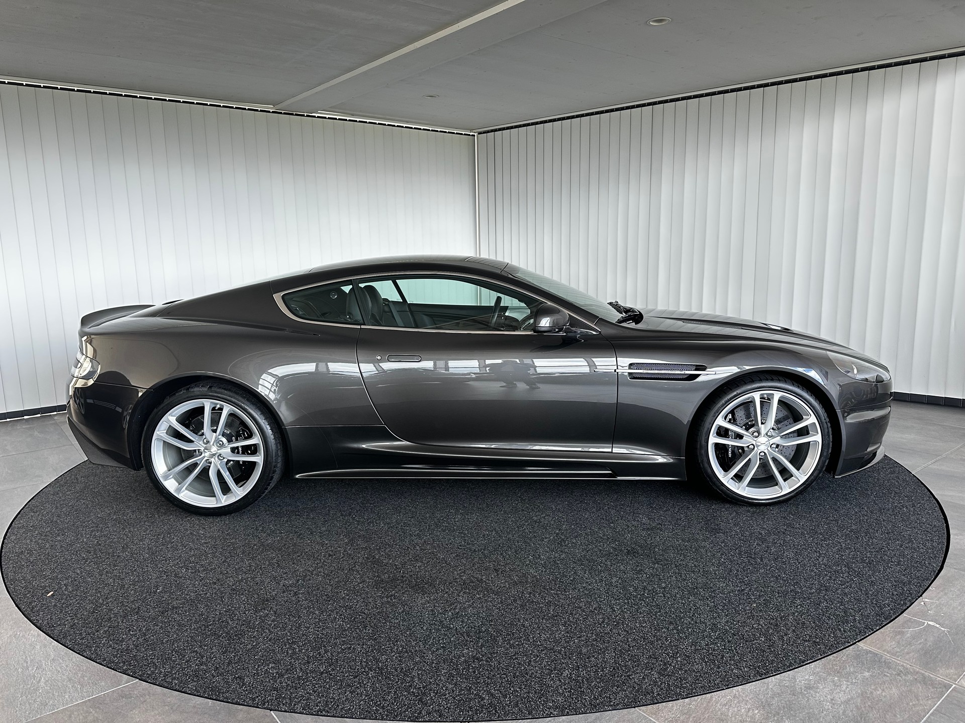ASTON MARTIN DBS Coupé-image-5
