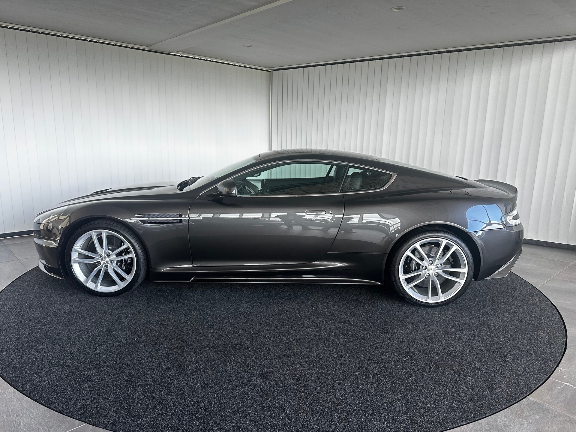 ASTON MARTIN DBS Coupé-image-10