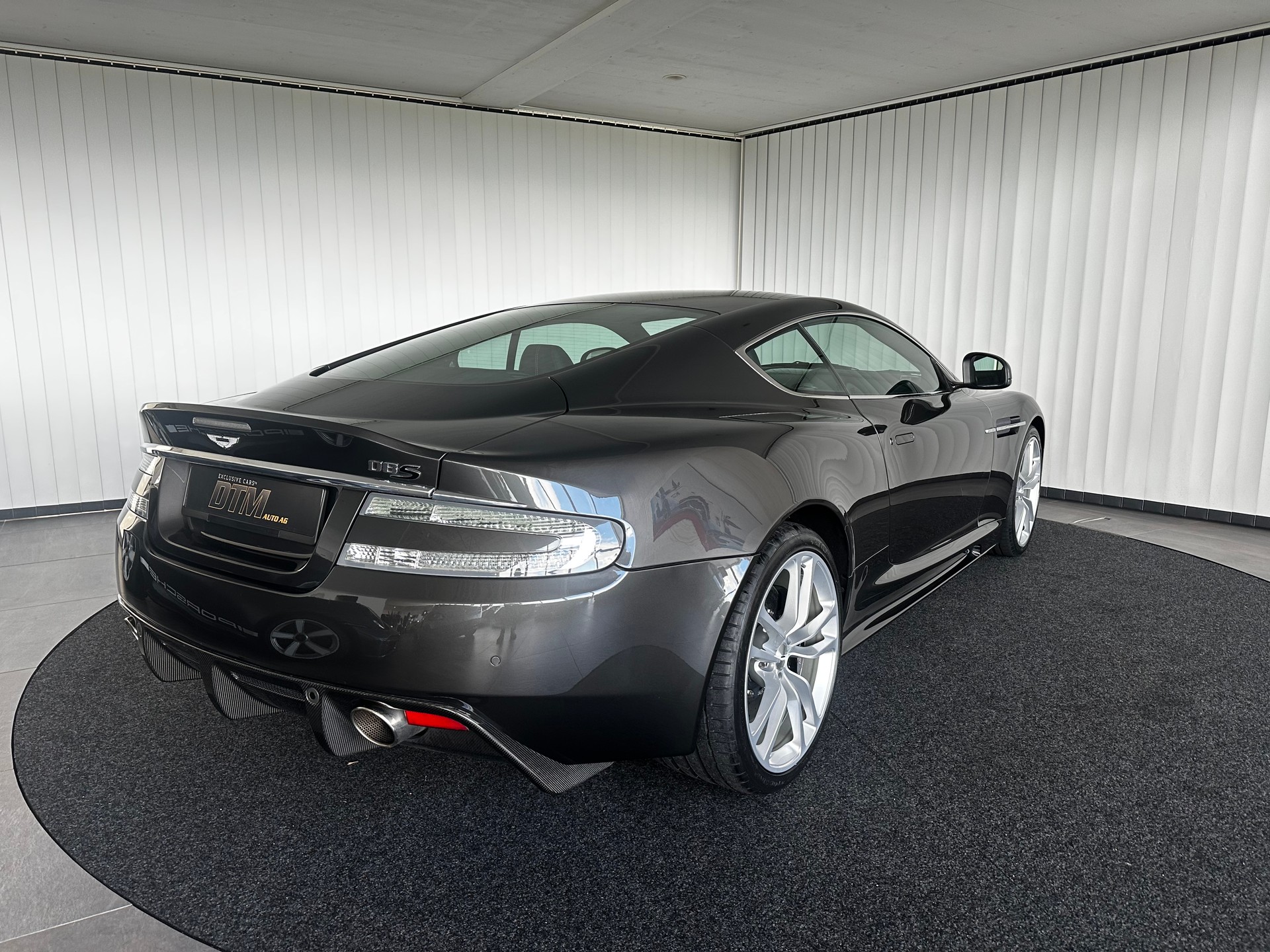 ASTON MARTIN DBS Coupé-image-6