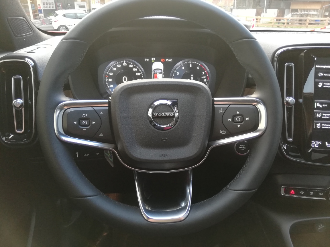 VOLVO XC40 1.5 T5 PiH Ultimate Dark-image-23